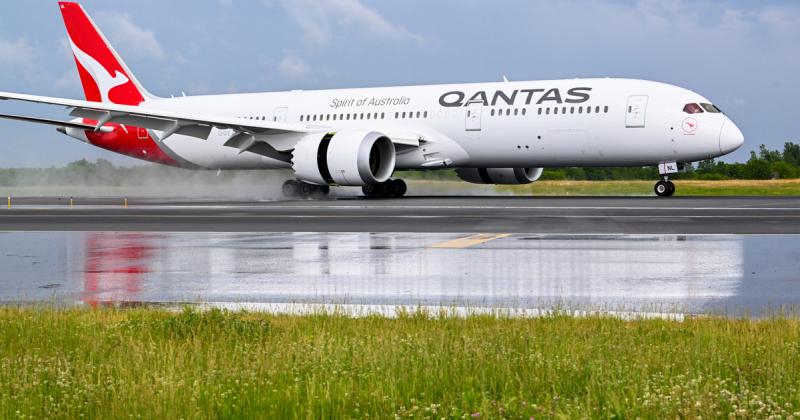 Adatszivárgás történt a Qantas légitársaságnál, amely során körülbelül hatmillió ügyfél személyes információi kerültek nyilvánosságra a darkneten. Az esemény aggasztó figyelmeztetés a digitális biztonság fontosságára, hiszen az ilyen adatok védelme elenge