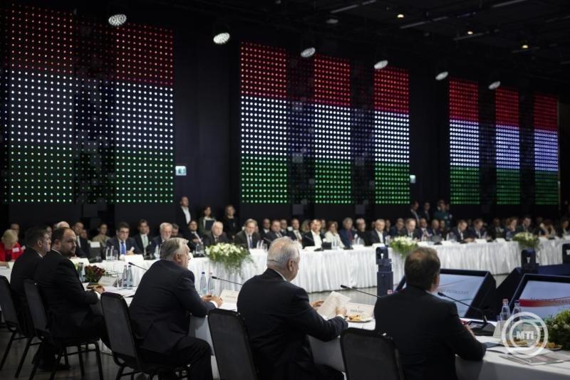 Orbán Viktor hangsúlyozta, hogy Európának elengedhetetlenül szükséges párbeszédet folytatnia Oroszországgal. Az előző események tükrében a kormányfő arra figyelmeztetett, hogy a diplomáciai kapcsolatok fenntartása kulcsfontosságú a stabilitás és a béke me