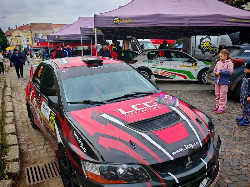 Kézdivásárhely idén újra vendégül látta a Tess Rallyt, ahol a versenyzők izgalmas pillanatokkal és lenyűgöző autókkal kápráztatták el a közönséget. Nézd meg a rendezvény legjobb pillanatait a videón!