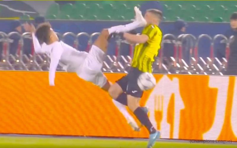 Extrém gyors esemény a Bajnokok Ligájában: a harmadik percben egy fejberúgással terítette le ellenfelét a portugál védő, aki azonnal piros lapot kapott - nézd meg a videót!