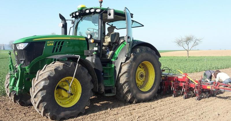 Az időjárás jelentős hatással van az őszi talajmunkákra, hiszen a különböző időjárási viszonyok befolyásolják a talaj állapotát és a mezőgazdasági tevékenységek ütemezését. Az esőzések például megnehezíthetik a talajmunkákat, mivel a nedves talaj nehezebb