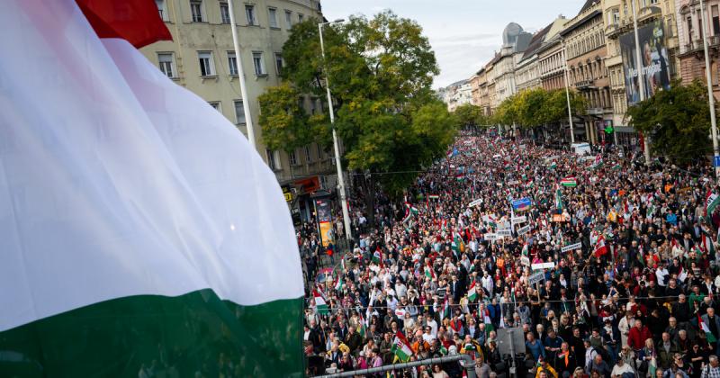 A Tisza rendezvényén óriási hiányosságok merültek fel, és a magyar sajtó szerint Magyar Péter vált a hiteles populizmus új arcává.