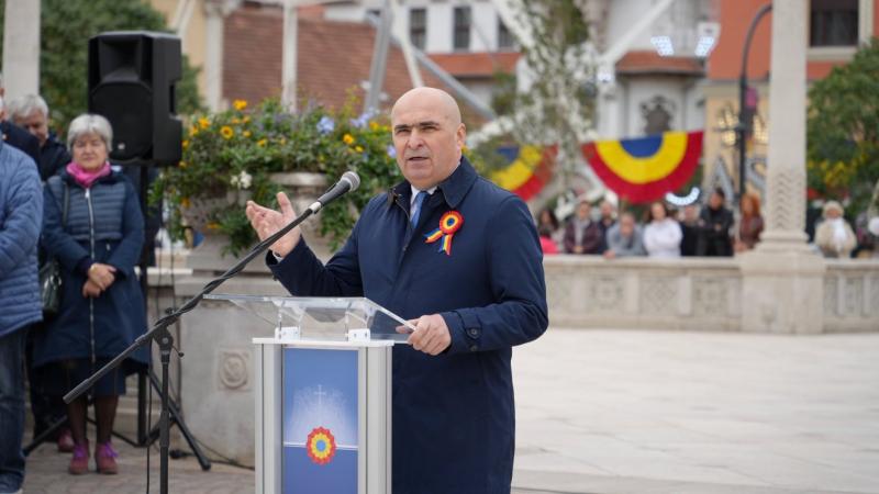 Kifütyülték a román kormányfőt Nagykárolyban (VIDEÓ) | Krónika

A nagykárolyi események során a román kormányfő nem várt fogadtatásban részesült, amikor a helyiek hangos kifütyüléssel jelezték nemtetszésüket. A szituáció feszültséget teremtett, és sokak s