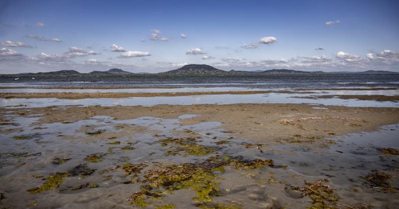 A Balaton partján kotrógépek serénykednek, mivel sürgős beavatkozás vált szükségessé.