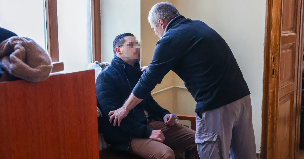 Nemzetközi elfogatóparancsot rendeltek el Portik Tamás fiával szemben, miután egy incidens keretében kávét öntött egy bíróra.