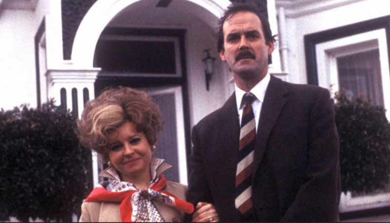 Elhunyt a Waczak Szálló legendás főszereplője, Prunella Scales, aki felejthetetlen alakításával sokak szívébe belopta magát. Az ő szenvedélyes és karizmatikus játékának köszönhetően a sorozat örökre beírta magát a televíziózás történetébe.