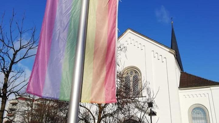 A német közszolgálati televízió queer istentiszteletének közvetítése komoly társadalmi vitákat és felháborodást váltott ki. Az esemény rávilágított a vallás és a szexuális identitás összefonódására, miközben sokakban vegyes érzelmeket keltett. A közvetíté