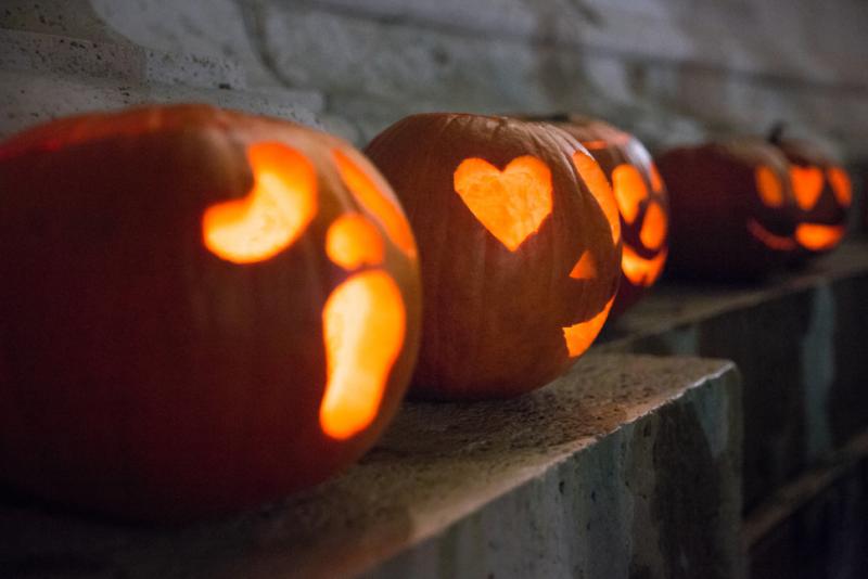A polgármester a közelmúltban bejelentette, hogy betiltja a tökfaragás hagyományát, mivel véleménye szerint a Halloween és a haláltökök nem illeszkednek Zebegény helyi kultúrájához és szellemiségéhez. Az intézkedés célja, hogy megőrizzék a település auten