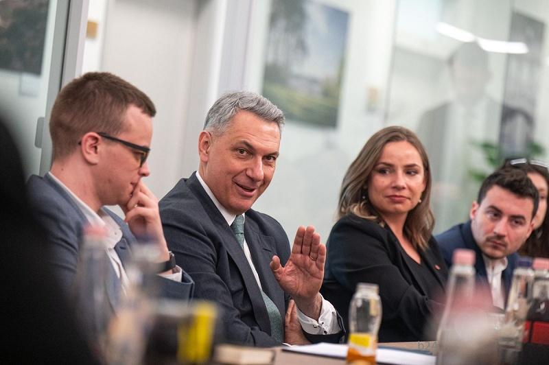 Közpénzből támogatott alapítvány fedezi Lázár János prémium autójának költségeit.