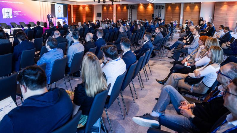 **AI-forradalom és Fintech kihívások - Milyen aggodalmak és lehetőségek várnak a bankokra?**

Az AI-technológiák és a fintech szektor robbanásszerű fejlődése új kihívások elé állítja a hagyományos bankokat. A pénzügyi intézmények nem csupán a növekvő vers