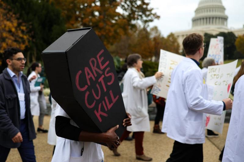 Az Egyesült Államokban történelmi magasságokba emelkedett a kormányzati leállás időtartama, ezzel új rekordot állítva fel.