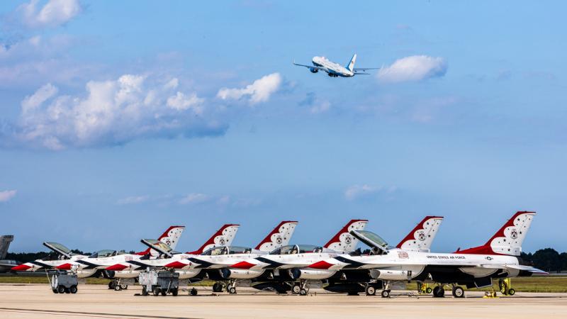 Súlyos esemény zajlott le az Egyesült Államokban: egy veszélyes anyag került elő egy olyan katonai bázison, ahol Donald Trump is tartózkodott korábban. A helyzet komolysága miatt azonnali evakuálásra volt szükség a katonai személyzet körében.