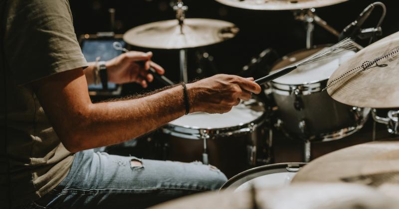 Csak ennyit érzékel valójában egy dobos a koncert során: egy lenyűgöző videó látott napvilágot Azahriah előadásáról.