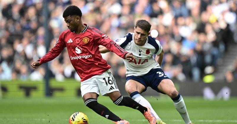 Az utolsó percekben sikerült megmenteni egy értékes pontot a hajrában összeomló Manchester United számára.