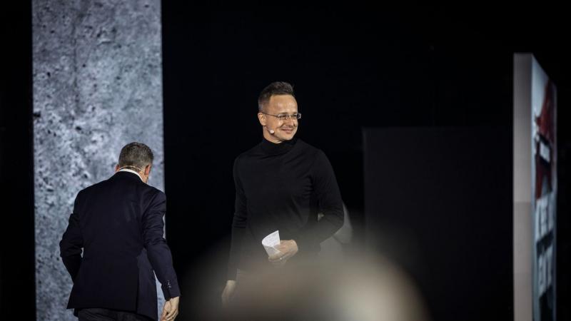 Szijjártó Péter kijelentette, hogy amennyiben Orbán Viktor továbbra is a miniszterelnöki posztot tölti be, a magyarokat nem fogják háborús konfliktusokba vonni.